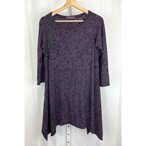cut loose Tops - CUT LOOSE Size M Floral Tunic Top 3/4 Sleeve Asymmetric Hem Stretch Knit Purple